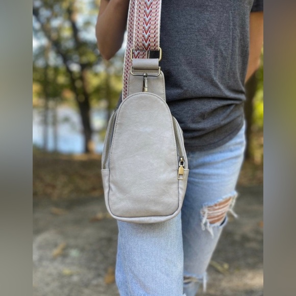 **SOLD** *NEW* Cute crossbody/sling bag with patterned adjustable strap - Picture 3 of 3